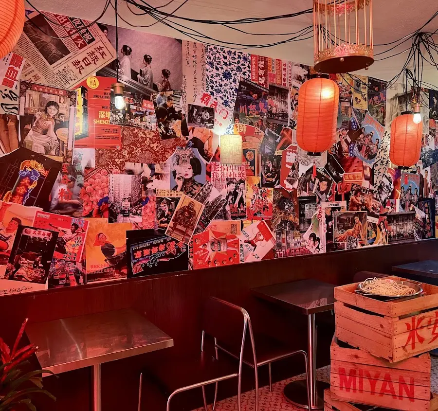 Mur d'affiches et lanternes rouges dans la salle de MIYAN