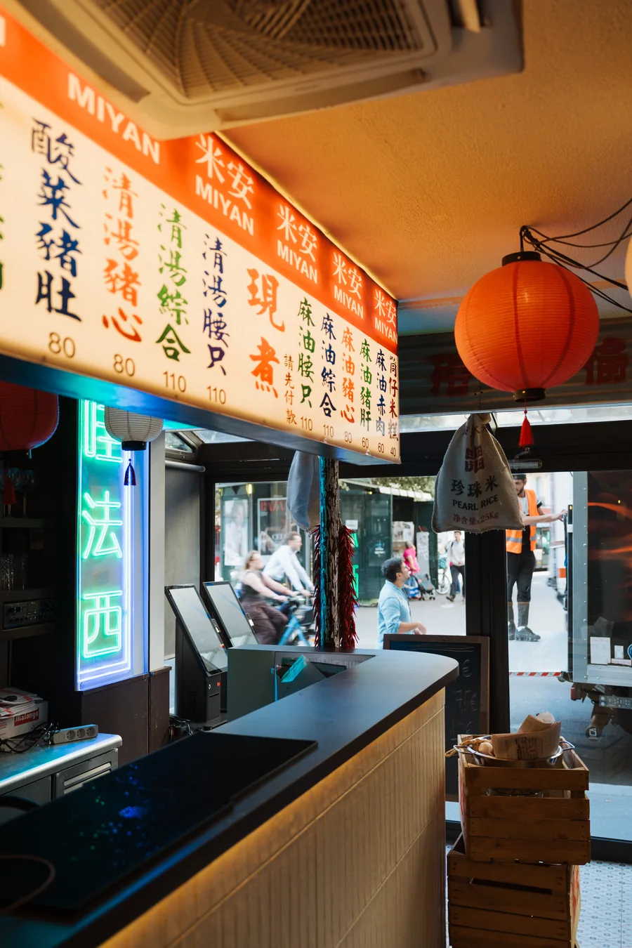 Comptoir de MIYAN, menu lumineux et vue sur l'entrée