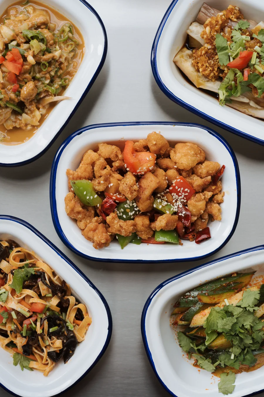 Assiettes de MIYAN disposées sur une table, vues du dessus