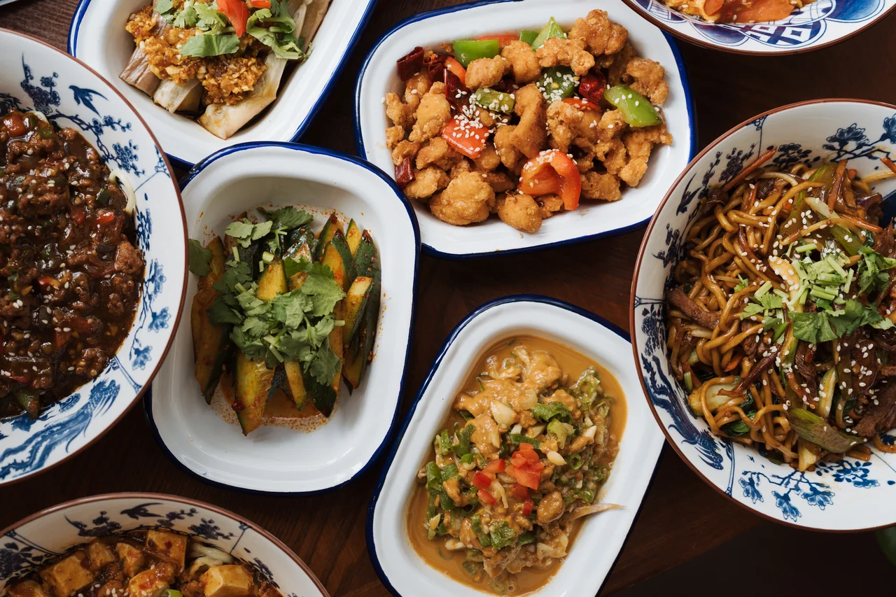 Nouilles et plats de MIYAN servis dans des assiettes à motifs bleus